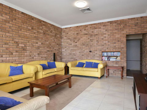 The House On The Lake At Fishing Point Lake Macquarie Honestly Put The Line In & Catch Fish - Surfers Gold Coast 1