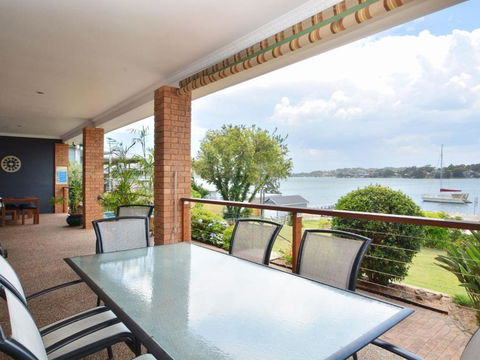 The House On The Lake At Fishing Point Lake Macquarie Honestly Put The Line In & Catch Fish - Surfers Gold Coast 4