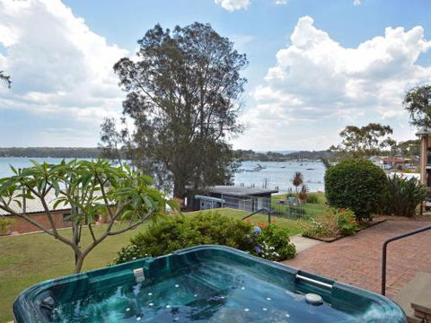 The House On The Lake At Fishing Point Lake Macquarie Honestly Put The Line In & Catch Fish - Surfers Gold Coast 2