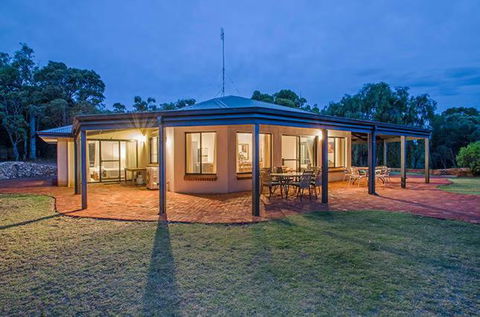 Yallingup Pet Friendly Bush Retreat - Surfers Gold Coast 6