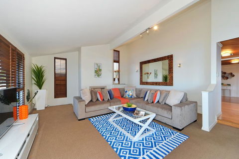 Mermaid Island Beach House - Surfers Gold Coast 6