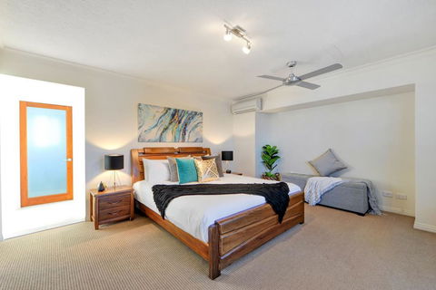 Mermaid Island Beach House - Surfers Gold Coast 5