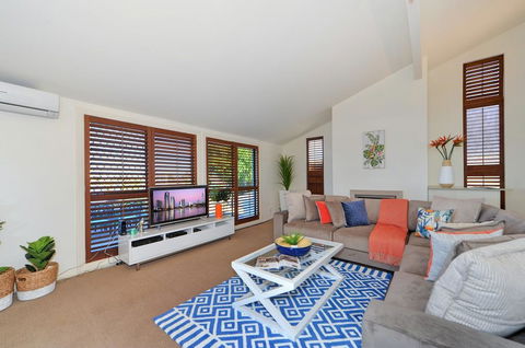 Mermaid Island Beach House - Surfers Gold Coast 2