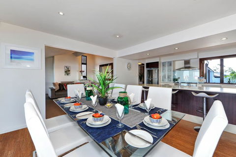 Mermaid Island Beach House - Surfers Gold Coast 1