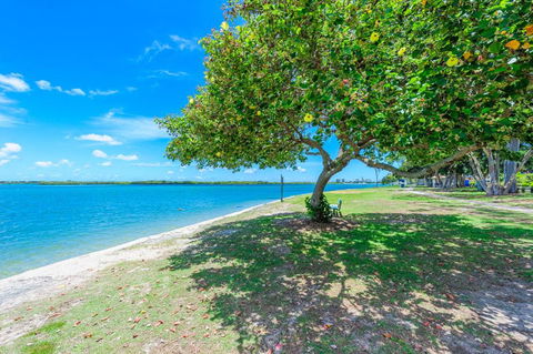 Crystal Waters Picnic Point - Surfers Gold Coast 4