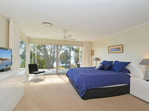 Morisset Bay Waterfront Views Lake House Looking Over Trinity Marina - Surfers Gold Coast 5