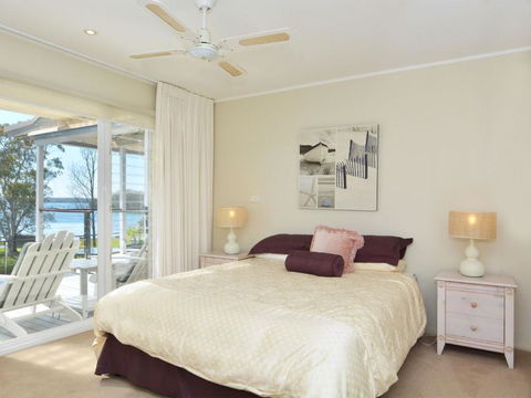 Morisset Bay Waterfront Views Lake House Looking Over Trinity Marina - Surfers Gold Coast 1