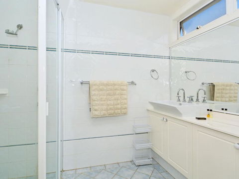 Morisset Bay Waterfront Views Lake House Looking Over Trinity Marina - Surfers Gold Coast 3