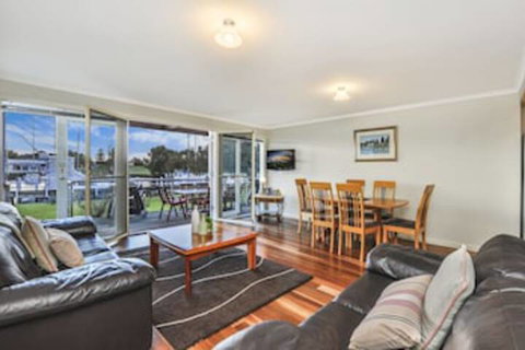 JOHANSSONS PERCH No. 1 - Surfers Gold Coast 0