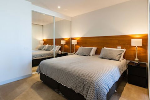 MILES, 1BDR Melbourne Apartment - Surfers Gold Coast 0