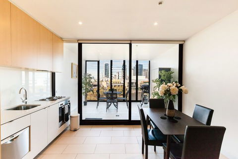 MILES, 1BDR Melbourne Apartment - Surfers Gold Coast 2