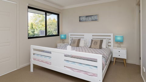 Khione 1 - Modern & Spacious With Views Towards Lake Jindabyne & The Mountains Beyond - Surfers Gold Coast 0
