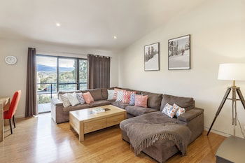 Khione 1 - Modern & Spacious With Views Towards Lake Jindabyne & The Mountains Beyond - Surfers Gold Coast 2