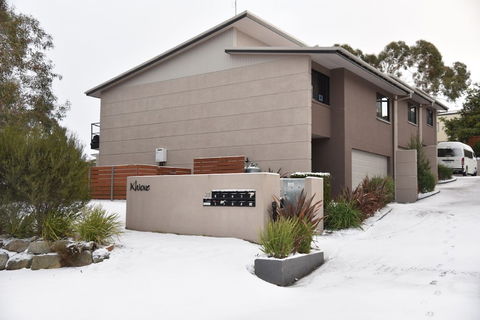Khione 1 - Modern & Spacious With Views Towards Lake Jindabyne & The Mountains Beyond - Surfers Gold Coast 6