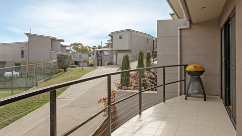 Khione 1 - Modern & Spacious With Views Towards Lake Jindabyne & The Mountains Beyond - Surfers Gold Coast 1
