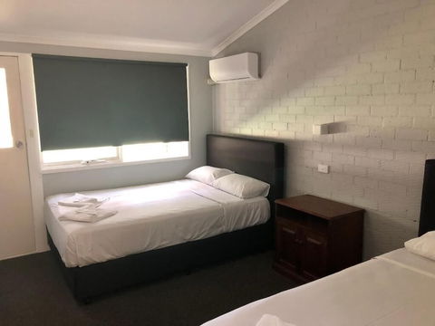 Bateau Bay Hotel - Surfers Gold Coast 1