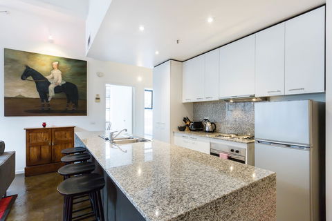 CYNTHIA, 2BDR Melbourne Apartment - Surfers Gold Coast 1