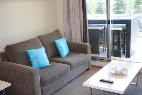 Beachside Luxury Getaway In Glenelg - Surfers Gold Coast 6