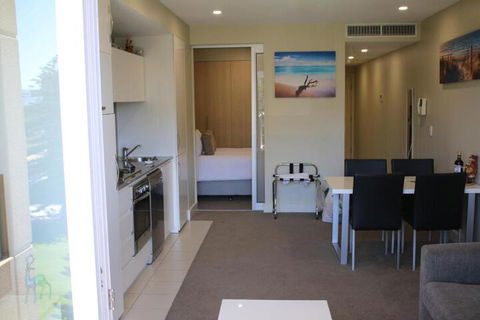Beachside Luxury Getaway In Glenelg - Surfers Gold Coast 3