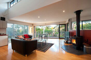 Dee Jays Studio - Surfers Gold Coast 0