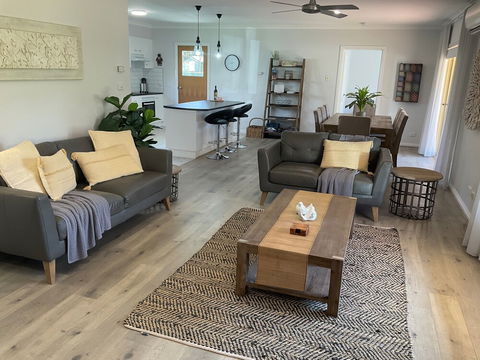 Valley View Townhouse - On The RAIL TRAIL - Surfers Gold Coast 2