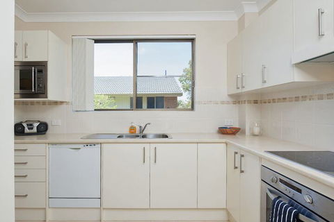 Victory Court Unit 3 / 3 Columbia Close - Surfers Gold Coast 3