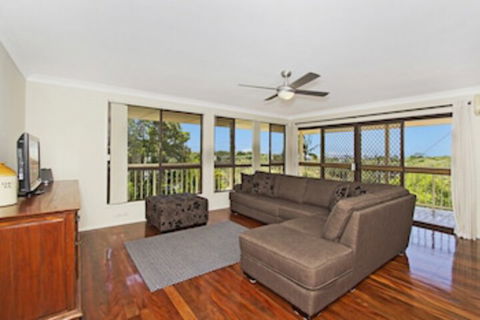 KINGSCLIFF HOLIDAY HOME On The HILL SYDS VIEW - Surfers Gold Coast 0