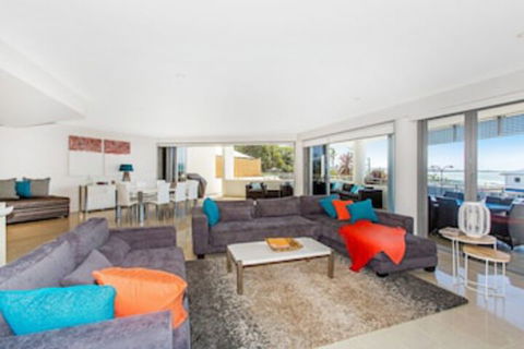 KINGSCLIFF OCEAN FRONT TERRACE 4 - Surfers Gold Coast 0
