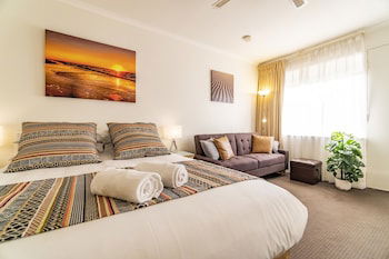Ocean Sunset Glenelg Central Studio Apt - Surfers Gold Coast 0