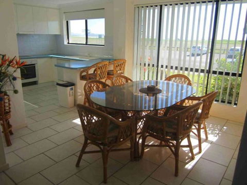 Hi Surf Unit 2 92 Head Street Forster - Surfers Gold Coast 3