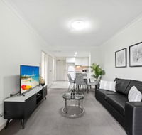 Modern Luxury Apartment Walking Distance to Train Station - Surfers Gold Coast