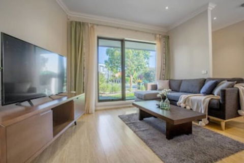 70 Greenbell Doncaster - Surfers Gold Coast 0