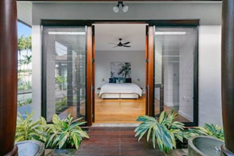 ESPRIT 2 PALM COVE BRAND NEW - Surfers Gold Coast 2