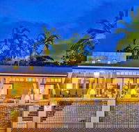 Oceans Edge Beach House At Oak Beach - Surfers Gold Coast