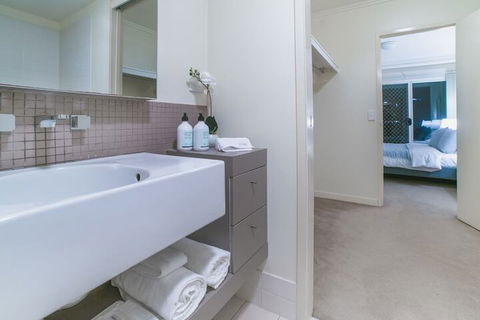 Absolute Riverfront One Bedroom Apartment - Surfers Gold Coast 5