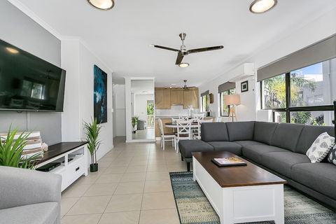 Seascape Holiday-Tropical Reef Apartment - Surfers Gold Coast 6