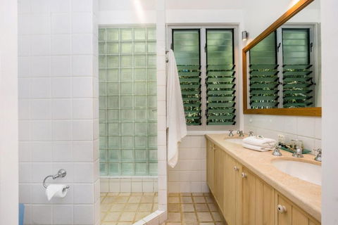 12 Childe Street Byron Bay Absolute Belongil Summerhouse - Surfers Gold Coast 1