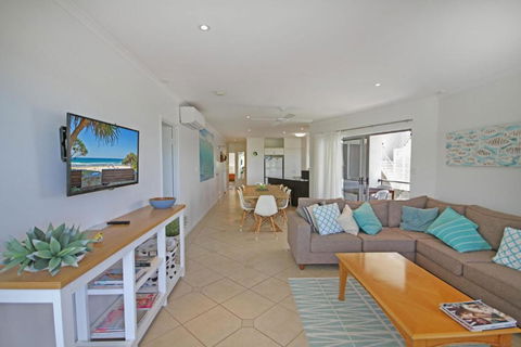 Unit 2 Beach Gallery 9 Andrew Street Point Arkwright 500 BOND LINEN SUPPLIED - Surfers Gold Coast 6