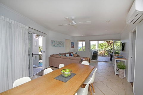 Unit 2 Beach Gallery 9 Andrew Street Point Arkwright 500 BOND LINEN SUPPLIED - Surfers Gold Coast 3