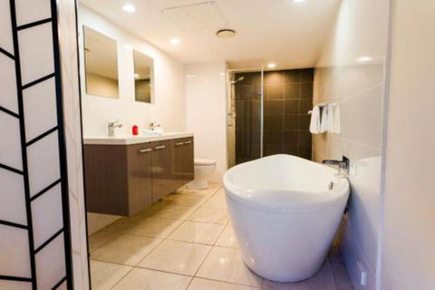 Luxury 1 Bed Apartment New King Bed & Bath - Surfers Gold Coast 5