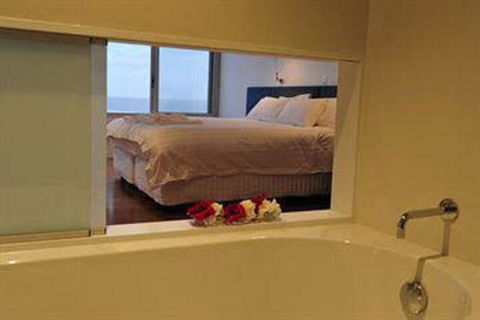 The Ocean Retreat - Surfers Gold Coast 1