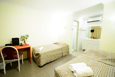 Liberty Plains Motor Inn - Surfers Gold Coast 6