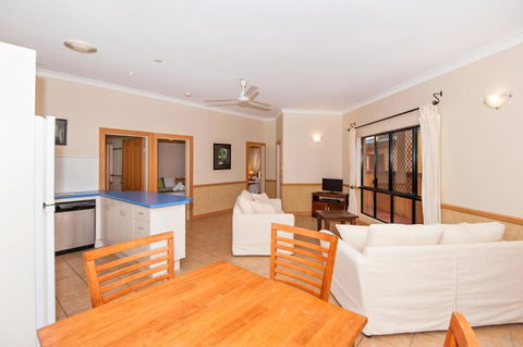 22 On Nautilus - Surfers Gold Coast 7
