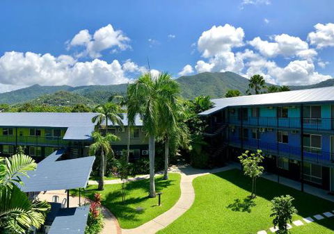 Cairns Adventure Lodge Includes All Meals Served In The Dining Hall - Surfers Gold Coast 5