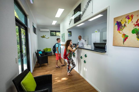 Cairns Adventure Lodge Includes All Meals Served In The Dining Hall - Surfers Gold Coast 3