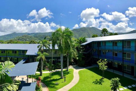 Cairns Adventure Lodge Includes All Meals Served In The Dining Hall - Surfers Gold Coast 0