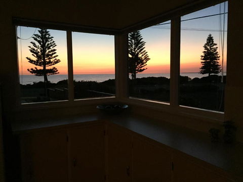 Jewel Of The South Beachfront Holiday Rental - Surfers Gold Coast 6