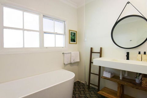 Myrtle Tree Lodge Leaves Kangaroo Valley - Surfers Gold Coast 4