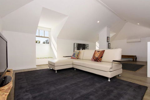Myrtle Tree Lodge Leaves Kangaroo Valley - Surfers Gold Coast 2