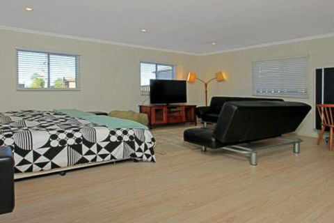 Culburra Getaway Close To Beach & Lake - Surfers Gold Coast 2